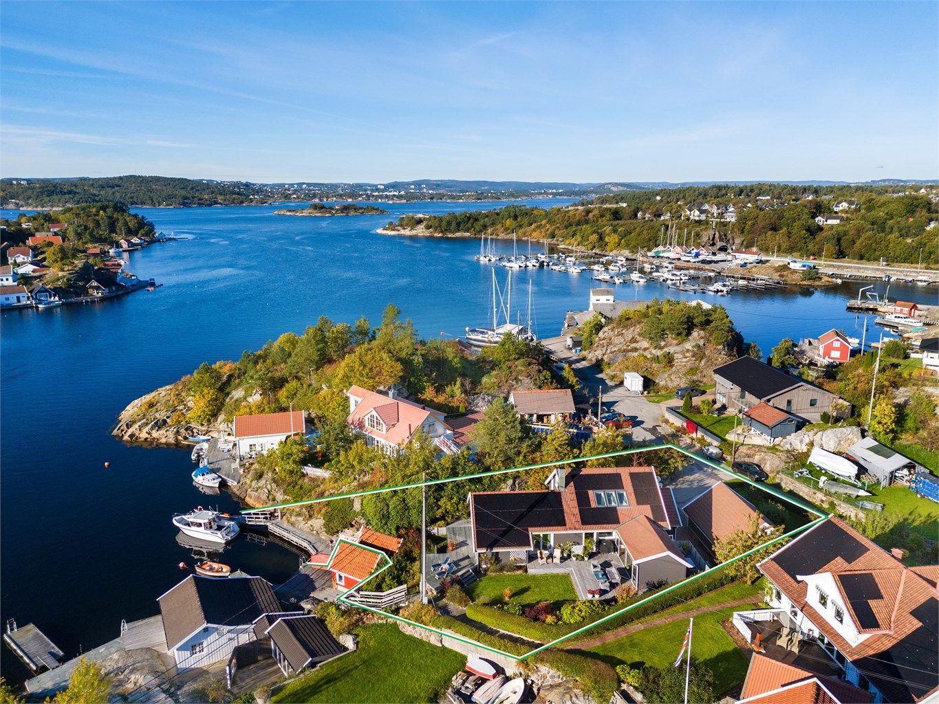 Fantastisk sjøeiendom med flotte hager, uteplasser og hele 402 kvm bruksareal inkl. garasje, sjøbod og bolig