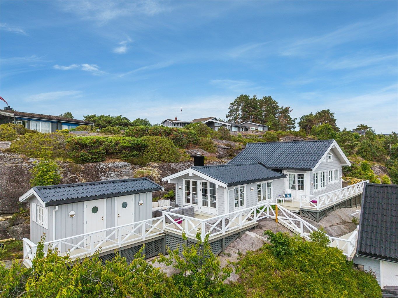 Idyllisk fritidseiendom med fantastisk sjøutsikt, gode solforhold og kort vei ned til tinglyst brygge- og båtplass! 
