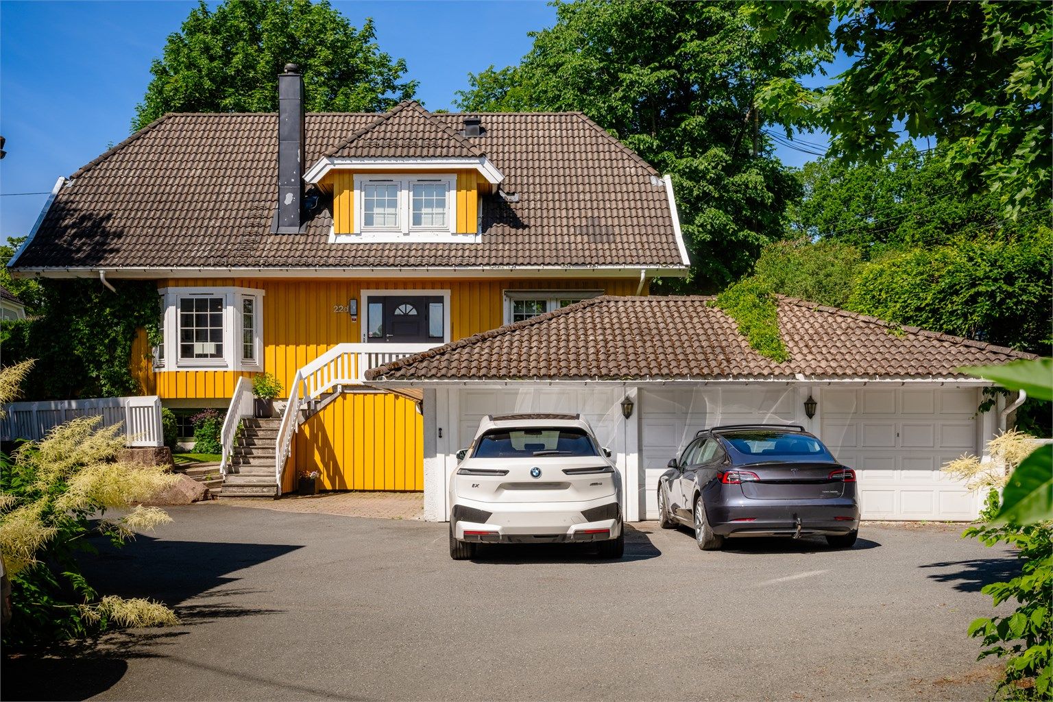 Det medfølger en garasjeplass i fellesgarasje samt to biloppstillingsplasser. Garasjen deles med naboer. Fastmontert lader for EL-bil følger med. 
