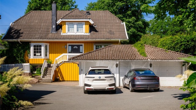 Det medfølger en garasjeplass i fellesgarasje samt to biloppstillingsplasser. Garasjen deles med naboer. Fastmontert lader for EL-bil følger med.