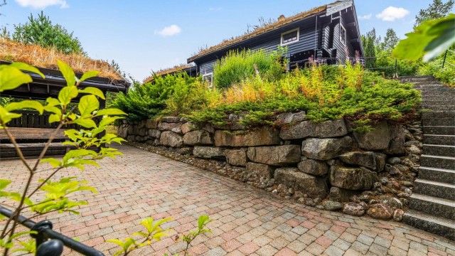 Stensatt uteplass og med trapp til hytten