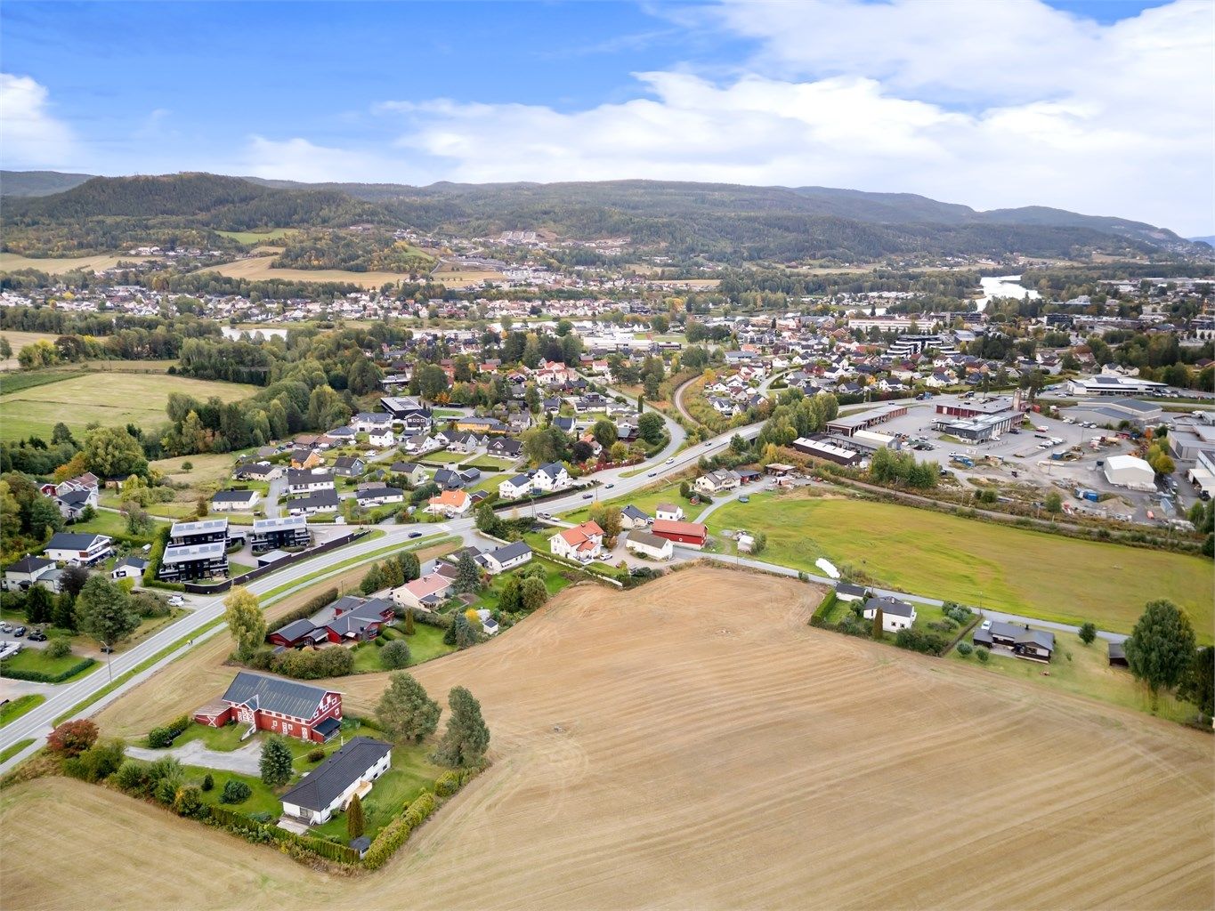 Boligen tilhører Røren skolekrets med ca. 800 meter til barneskolen