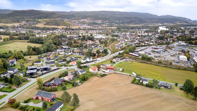 Boligen tilhører Røren skolekrets med ca. 800 meter til barneskolen