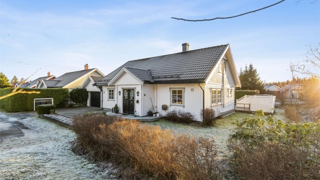 Velkommen til en lys og romslig enebolig beliggende innerst i en blindvei på populære Krokenskogen