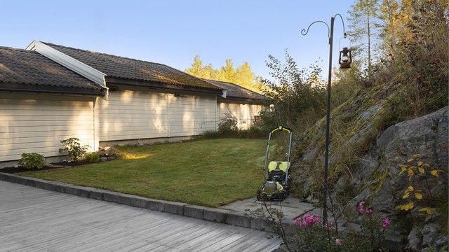 Uteområdet ligger lunt og skjermet til med skogkanten i ryggen.