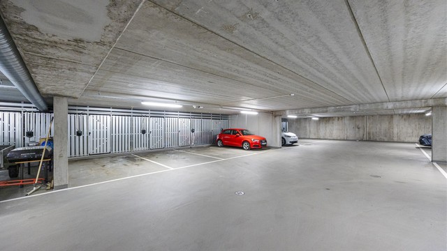 Egen garasjeplass med elbillader og tilhørende bod i felles anlegg.
