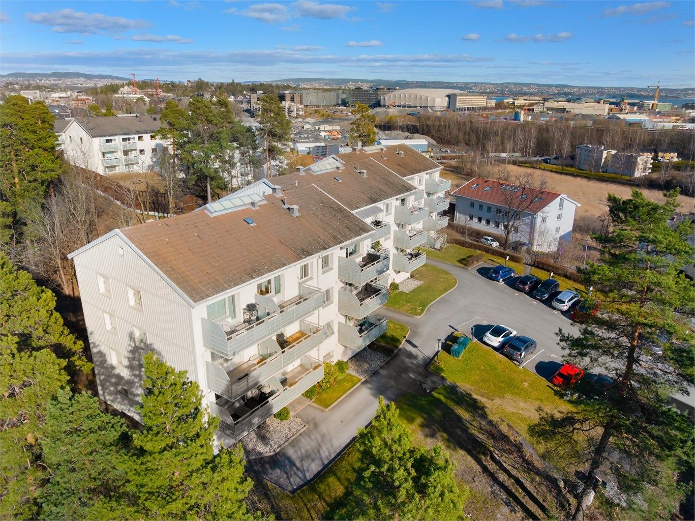 Fellesfasiliteter inkluderer sportsbod i oppgangen og fellesgrill på uteområdet.