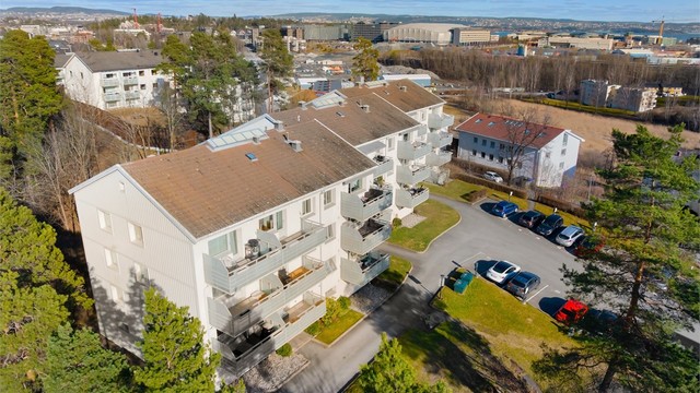 Fellesfasiliteter inkluderer sportsbod i oppgangen og fellesgrill på uteområdet.