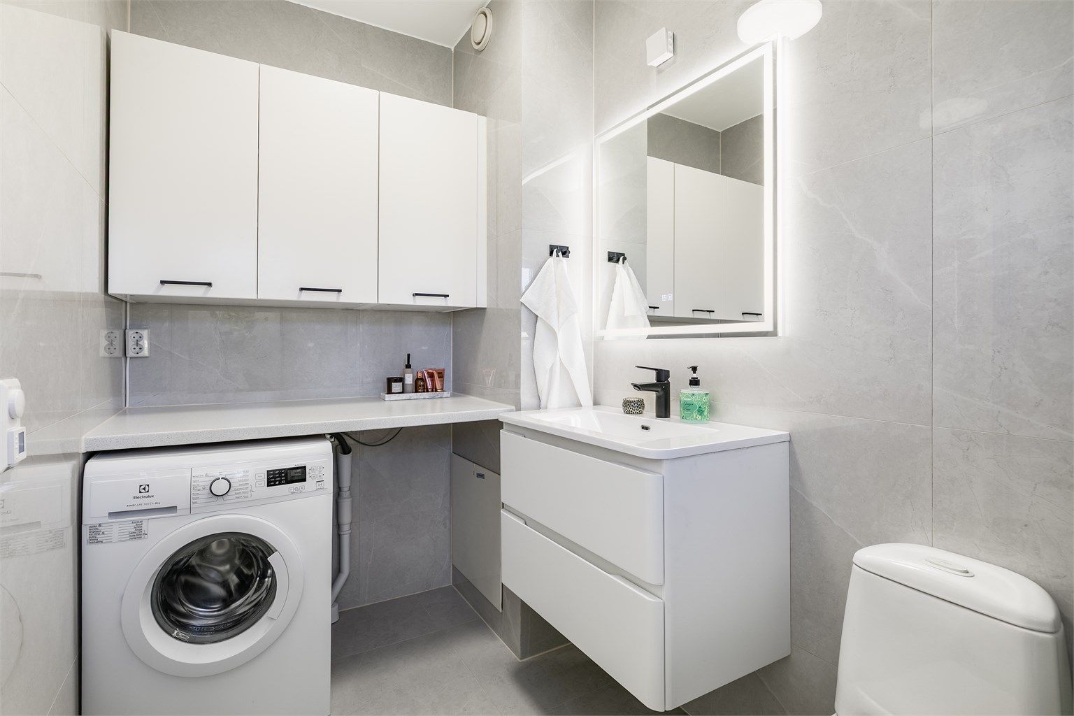Badet er i 2026 vesentlig oppgradert med blant annet nye storformat fliser som gir overflatene et svært helhetlig uttrykk.