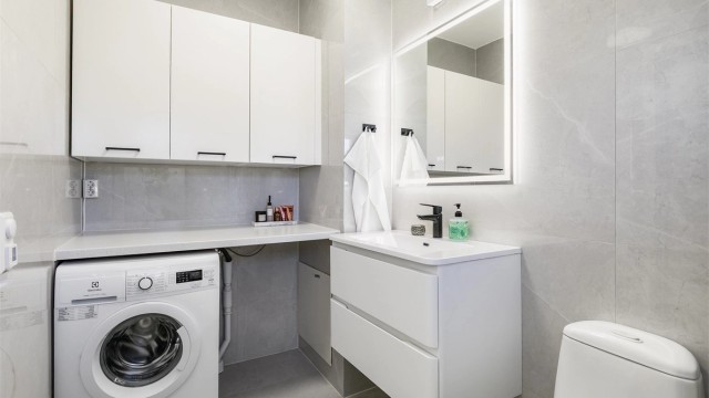 Badet er i 2026 vesentlig oppgradert med blant annet nye storformat fliser som gir overflatene et svært helhetlig uttrykk.