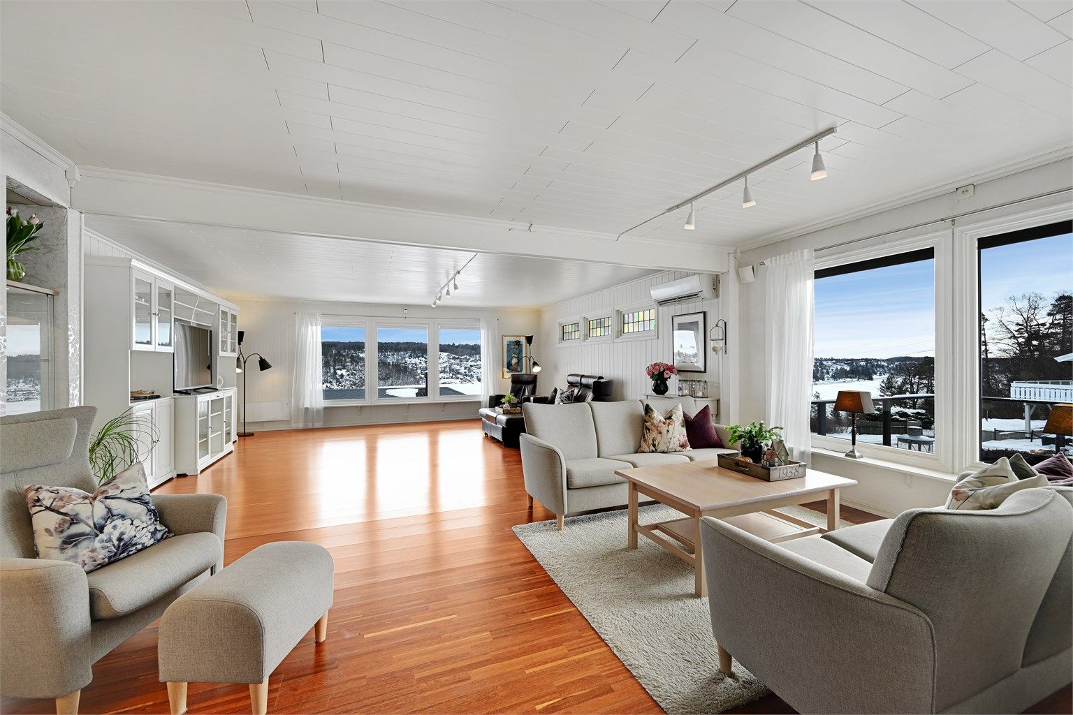 Stuen er lys og svært romslig.