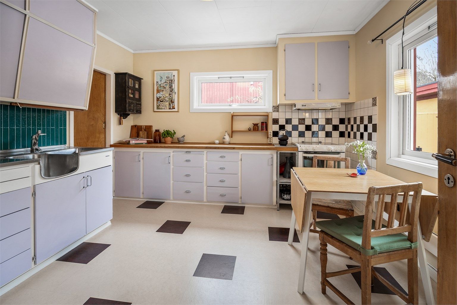 Kjøkkenet er utstyrt med frittstående oppvaskmaskin, nedfelt oppvaskkum i benkebeslag, ventilator (begrenset funksjonalitet iflg. selger) komfyr og frittstående kjøle-/fryseskap