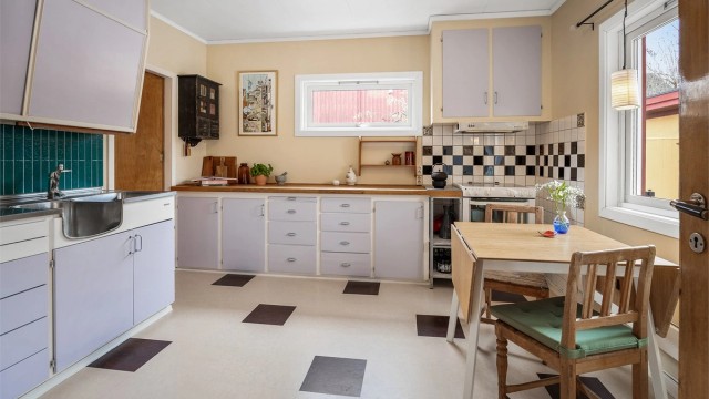 Kjøkkenet er utstyrt med frittstående oppvaskmaskin, nedfelt oppvaskkum i benkebeslag, ventilator (begrenset funksjonalitet iflg. selger) komfyr og frittstående kjøle-/fryseskap