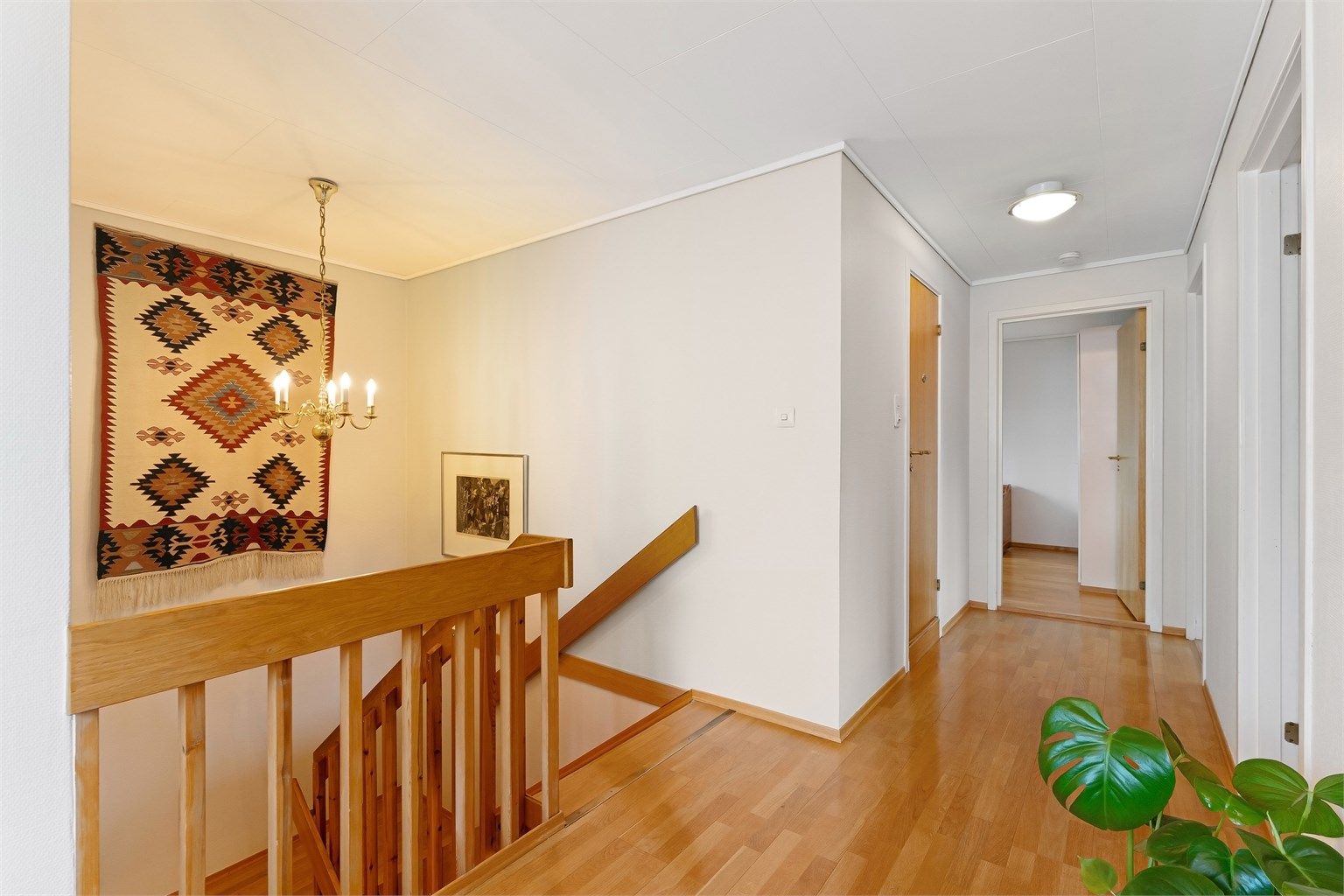 Tretrappen fører opp til gangen i andre etasje.