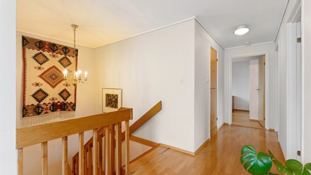 Tretrappen fører opp til gangen i andre etasje.