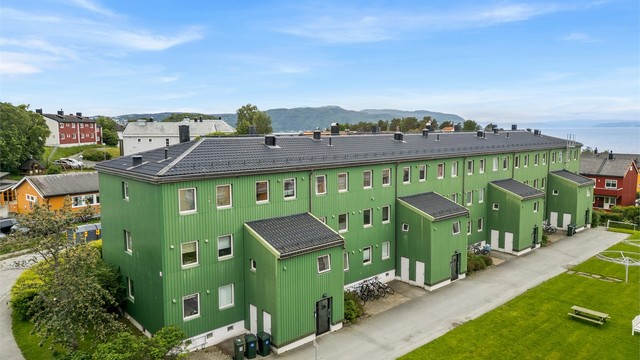 Leiligheten har en attraktiv beliggenhet på Lade – et av Trondheims mest etterspurte boligområder. Området er kjent for sin nærhet til sjøen, flotte grøntområder og tidlige vår.