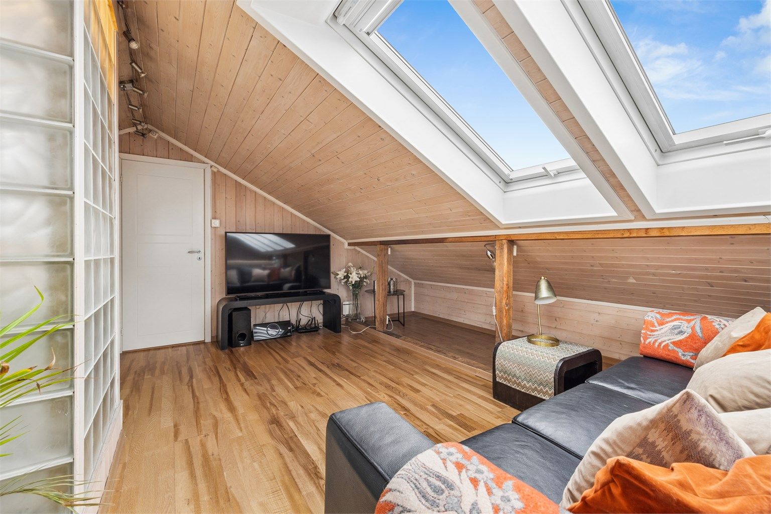 Store takvinduer fra Velux gir rikelig med lys til hele loftsetasjen.