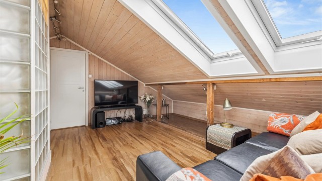 Store takvinduer fra Velux gir rikelig med lys til hele loftsetasjen.