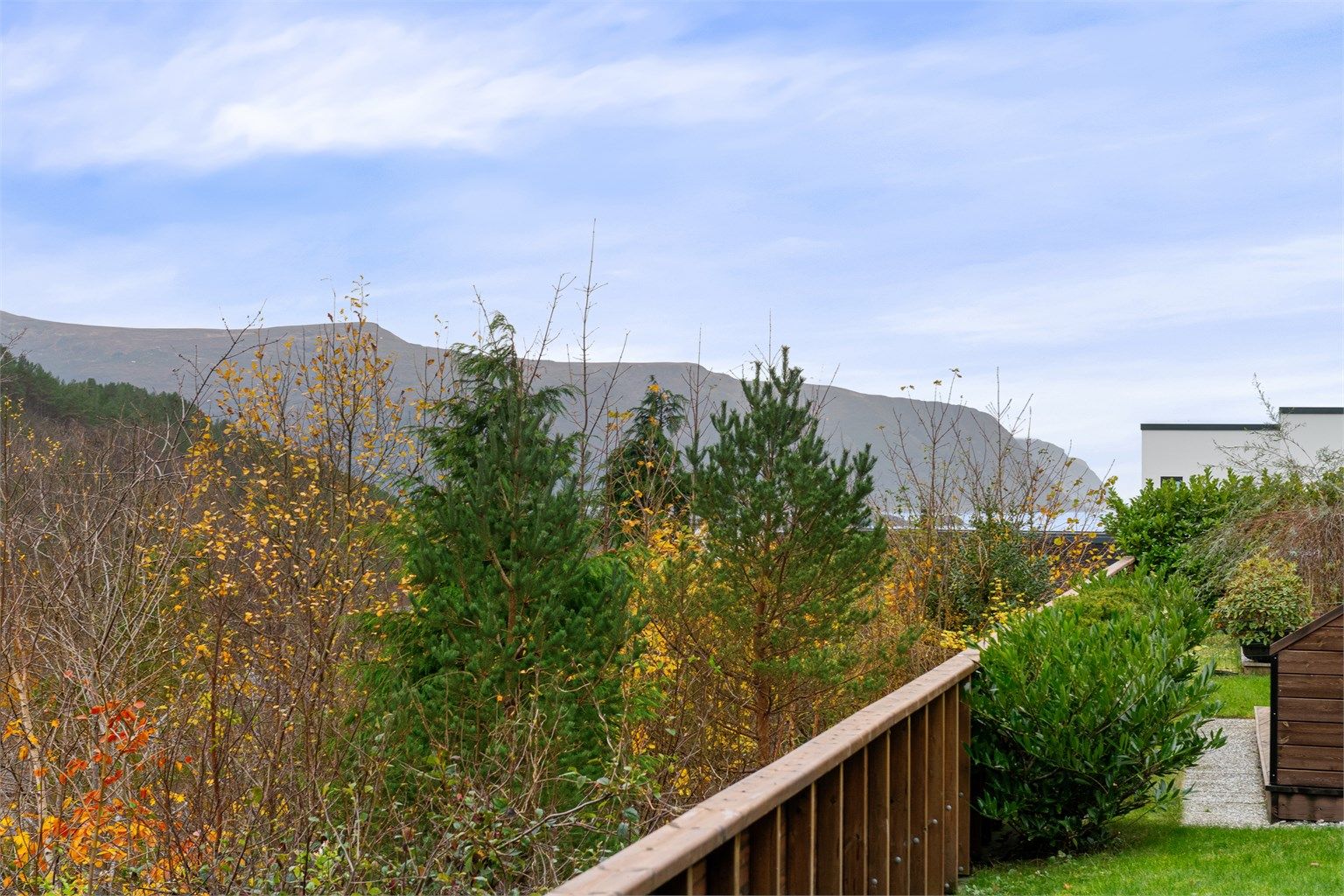 Det er gode servicetilbud i nærheten, med ca. 10 minutters kjøretur til både Ålesund sentrum og Moa kjøpesenter