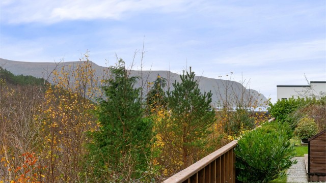 Det er gode servicetilbud i nærheten, med ca. 10 minutters kjøretur til både Ålesund sentrum og Moa kjøpesenter