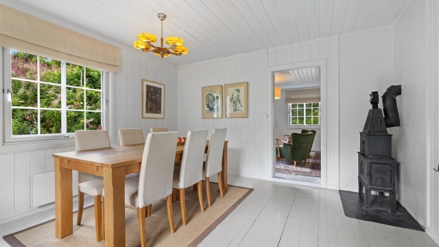 Den gamle ovnen fremstår som et vakkert smykke i rommet.