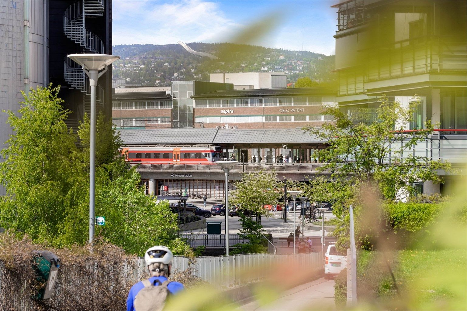 Sameiet har en rolig beliggenhet, men likevel  kort vei til Skøyen stasjon, trikk og busser.