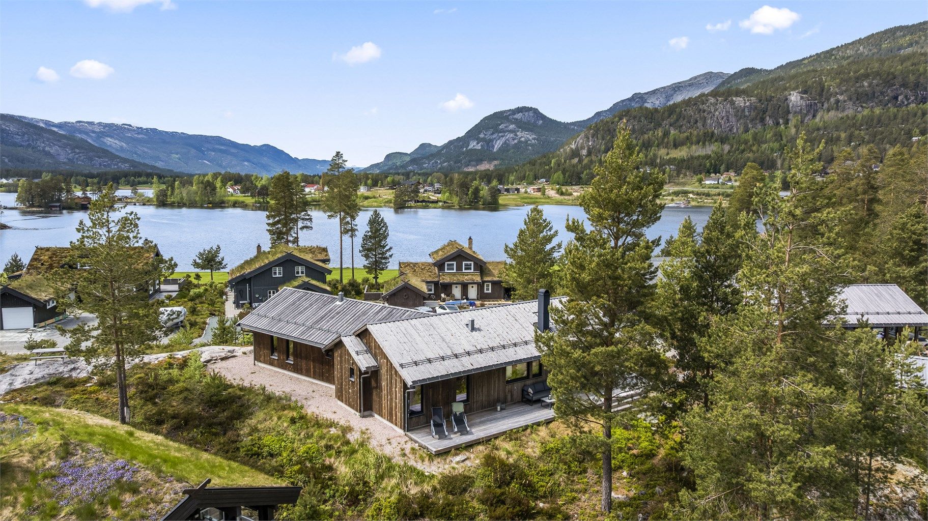 Området byr på flotte turområder, enten langs golfbanen eller rundt Nisser.