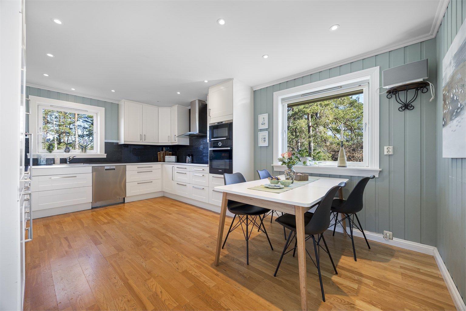 Kjøkkenet er romslig nok for en egen spisekrok, perfekt for hverdagens måltider. 