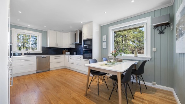 Kjøkkenet er romslig nok for en egen spisekrok, perfekt for hverdagens måltider.