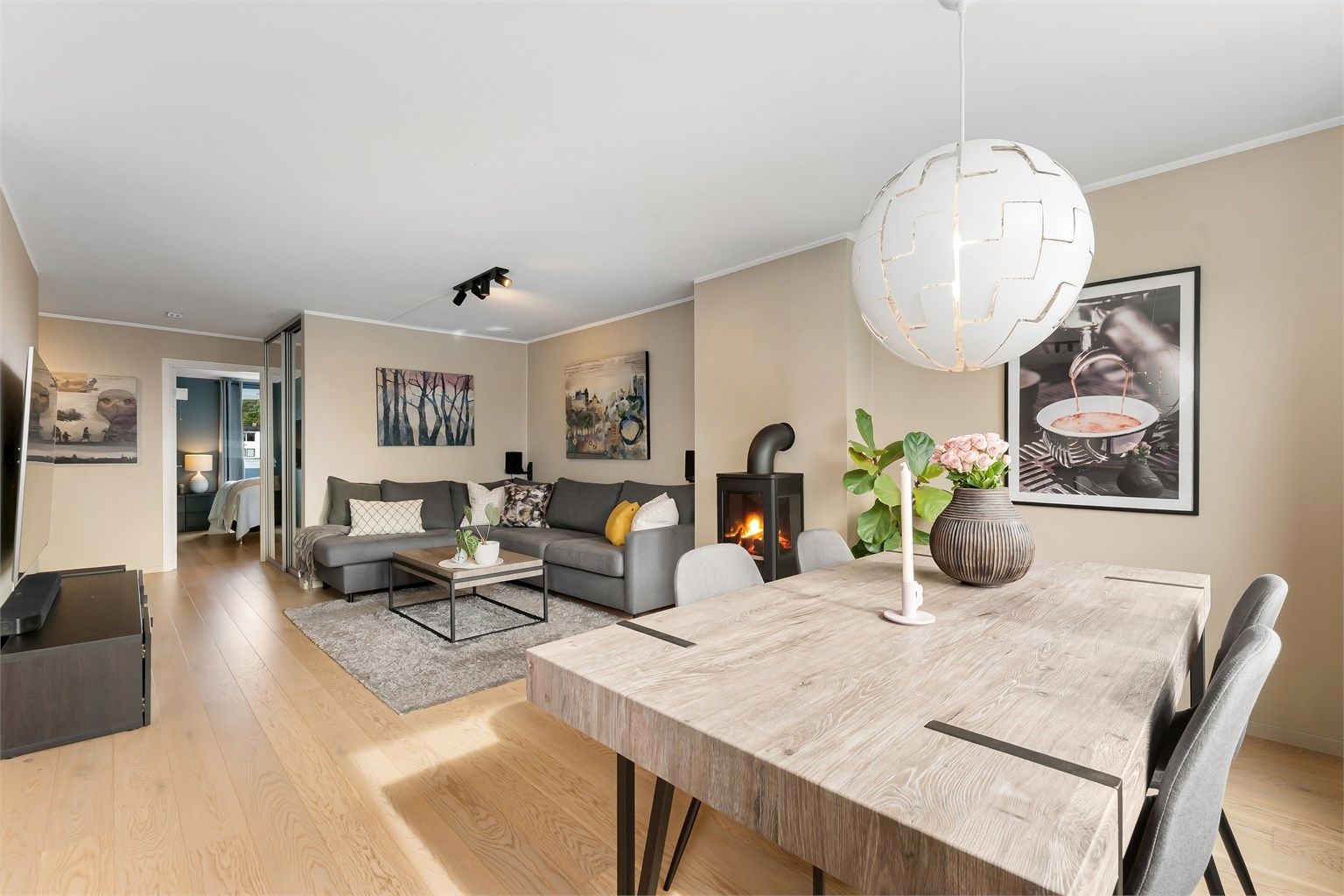 1-stavs parkett er lagt gjennomgående i stuen og videre inn i leiligheten.