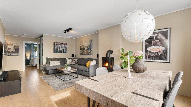 1-stavs parkett er lagt gjennomgående i stuen og videre inn i leiligheten.