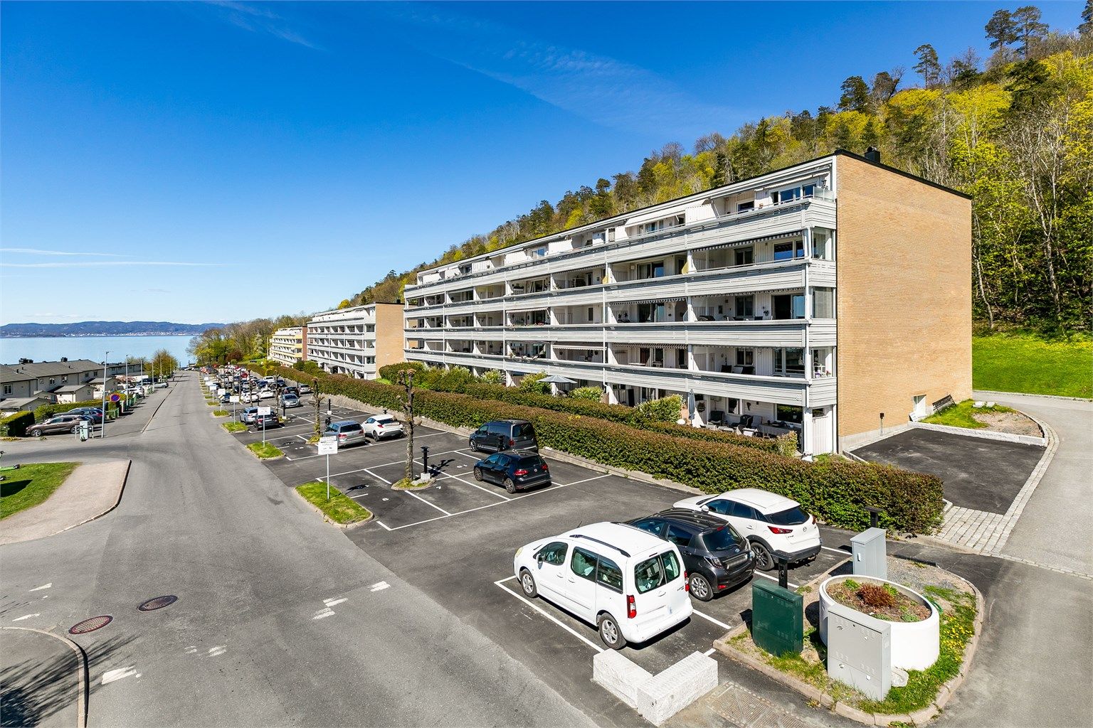 Borettslaget har biloppstillingsplasser som leies ut etter søknad og ventelister. 