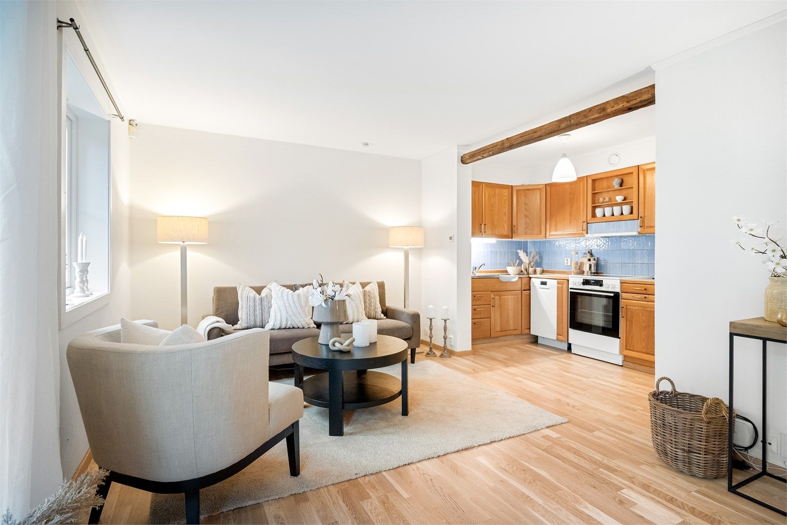 Dette er en sjarmerende 2-roms leilighet med attraktiv beliggenhet i et veletablert område for deg over 45 år.