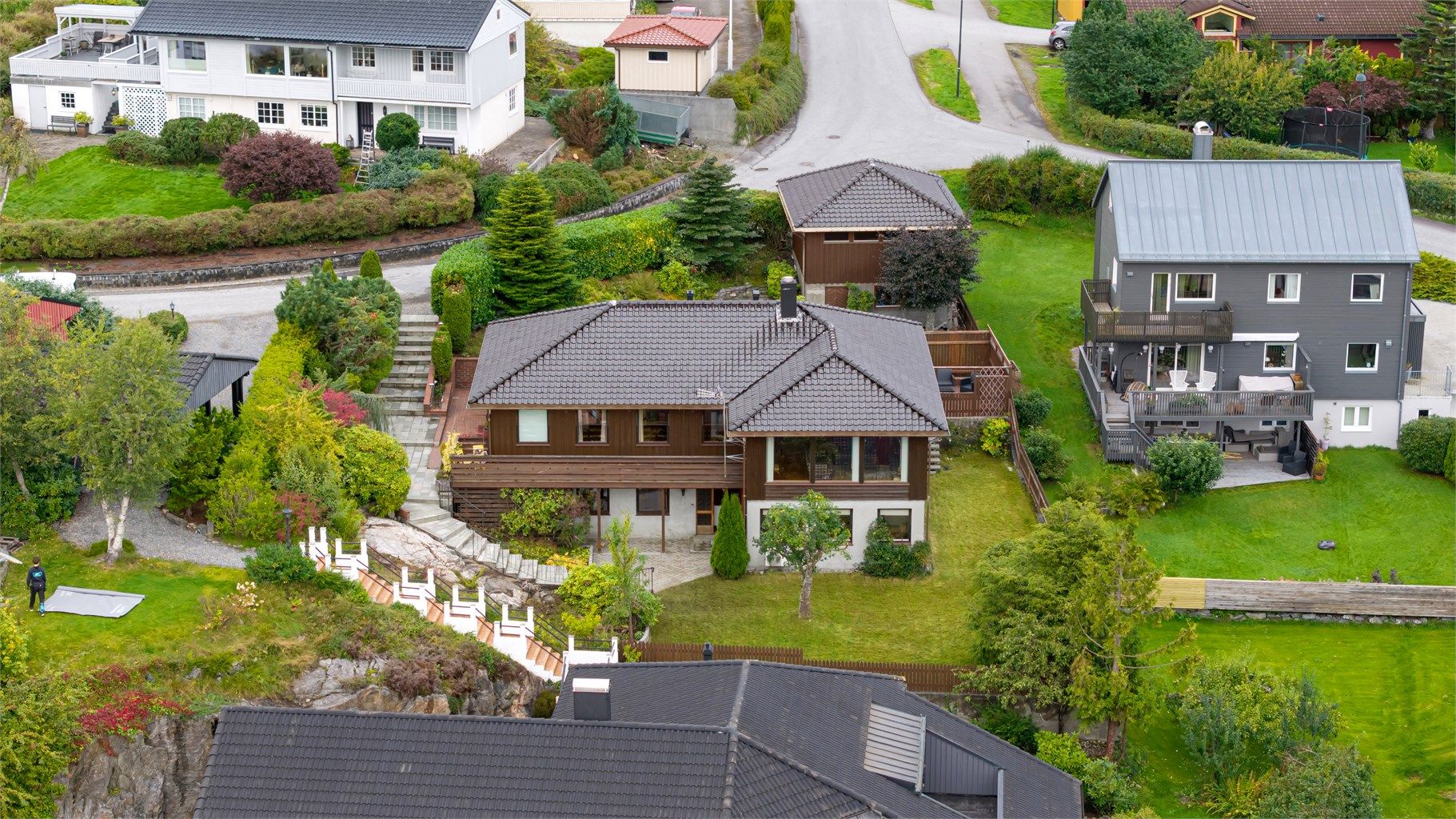 En innholdsrik enebolig med dobbel garasje og flott opparbeidet tomt. 