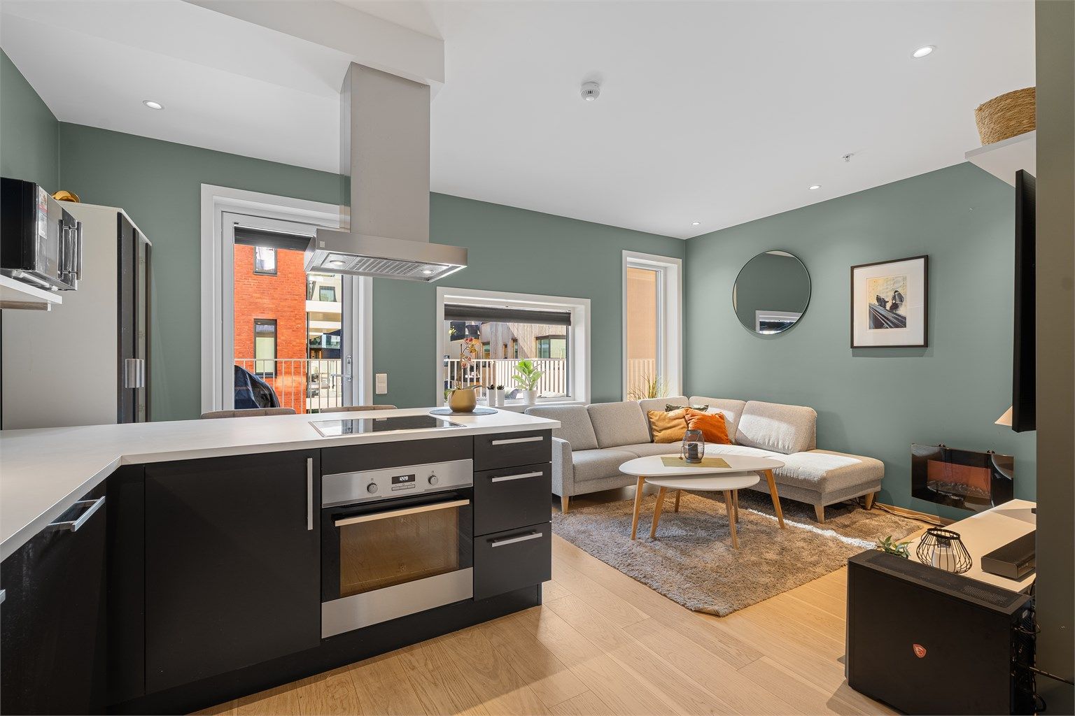 Åpen løsning som gir en sosial atmosfære mellom kjøkken og stue.