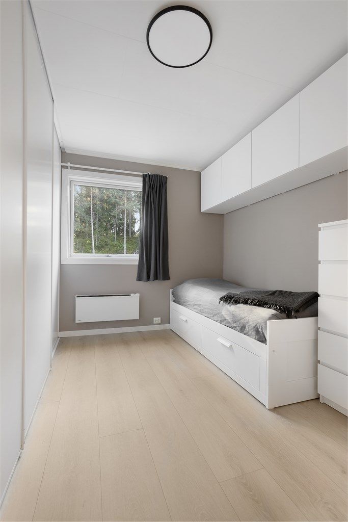 Soverom 2 har integrert skyvedørsgarderobe og vindu mot grøntområdet.