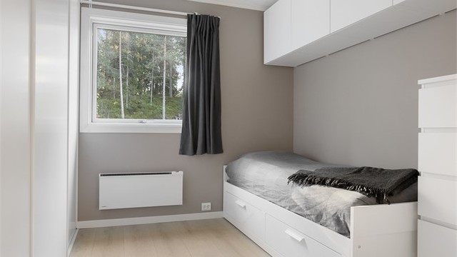 Soverom 2 har integrert skyvedørsgarderobe og vindu mot grøntområdet.