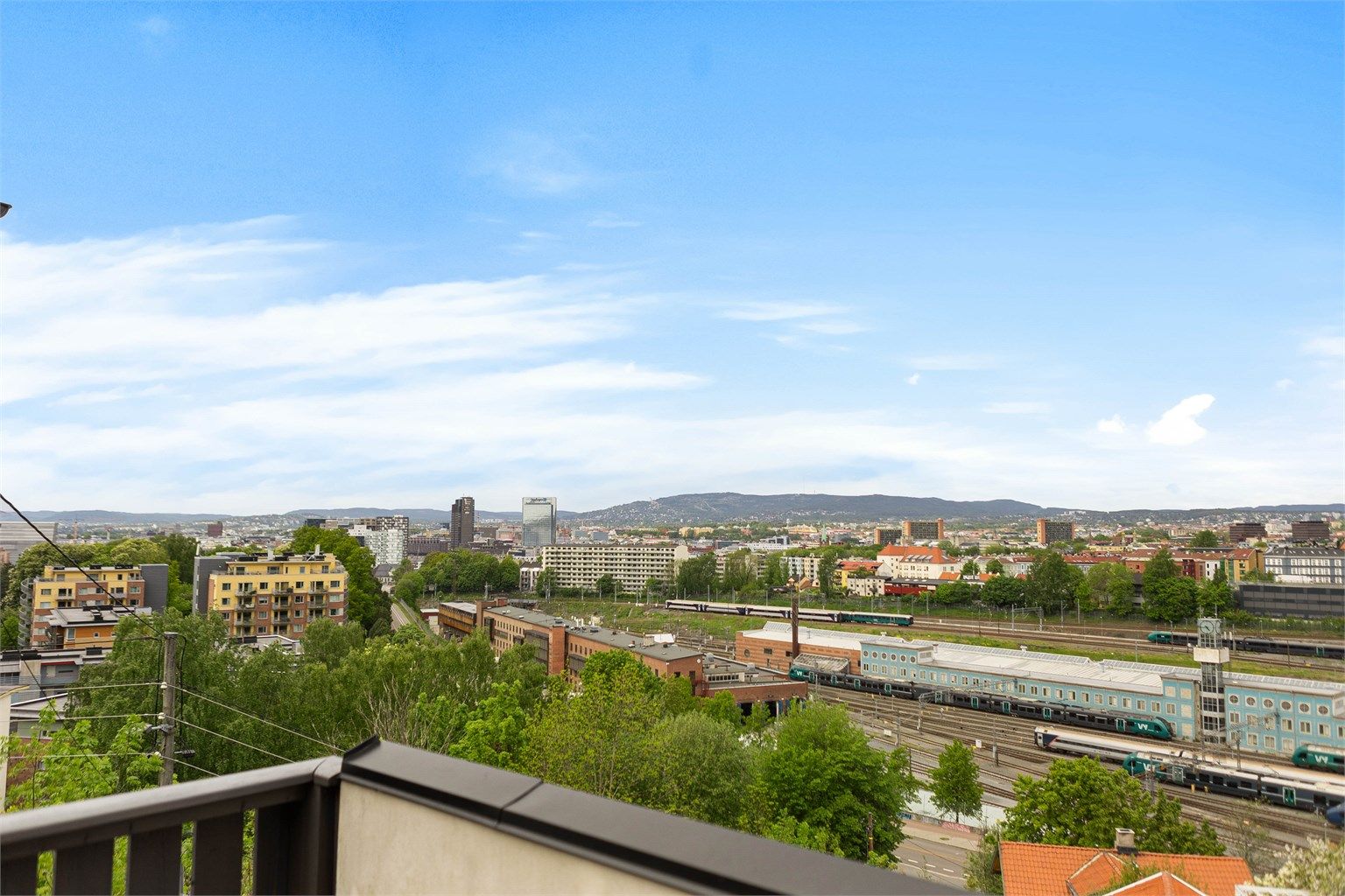 Fra takterrassen er det en vidstrakt utsikt over byen, Barcode og deler av fjorden.