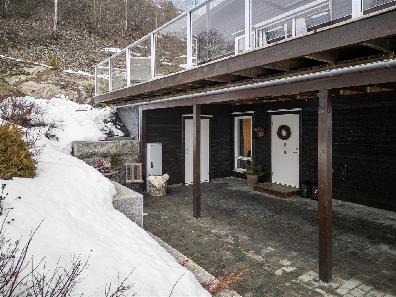 Parkering for en bil i carport og praktisk med bod på 6 kvm rett ved inngangsdøren.