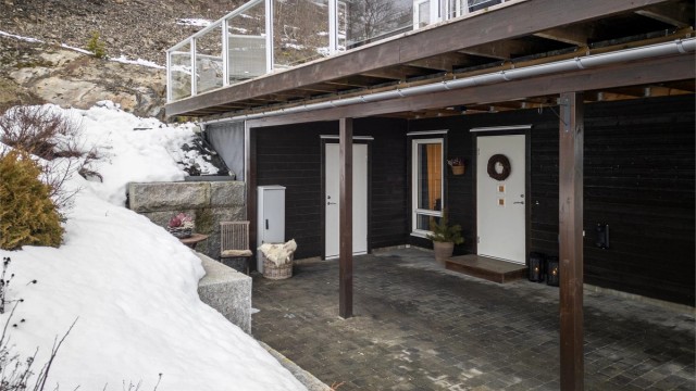 Parkering for en bil i carport og praktisk med bod på 6 kvm rett ved inngangsdøren.