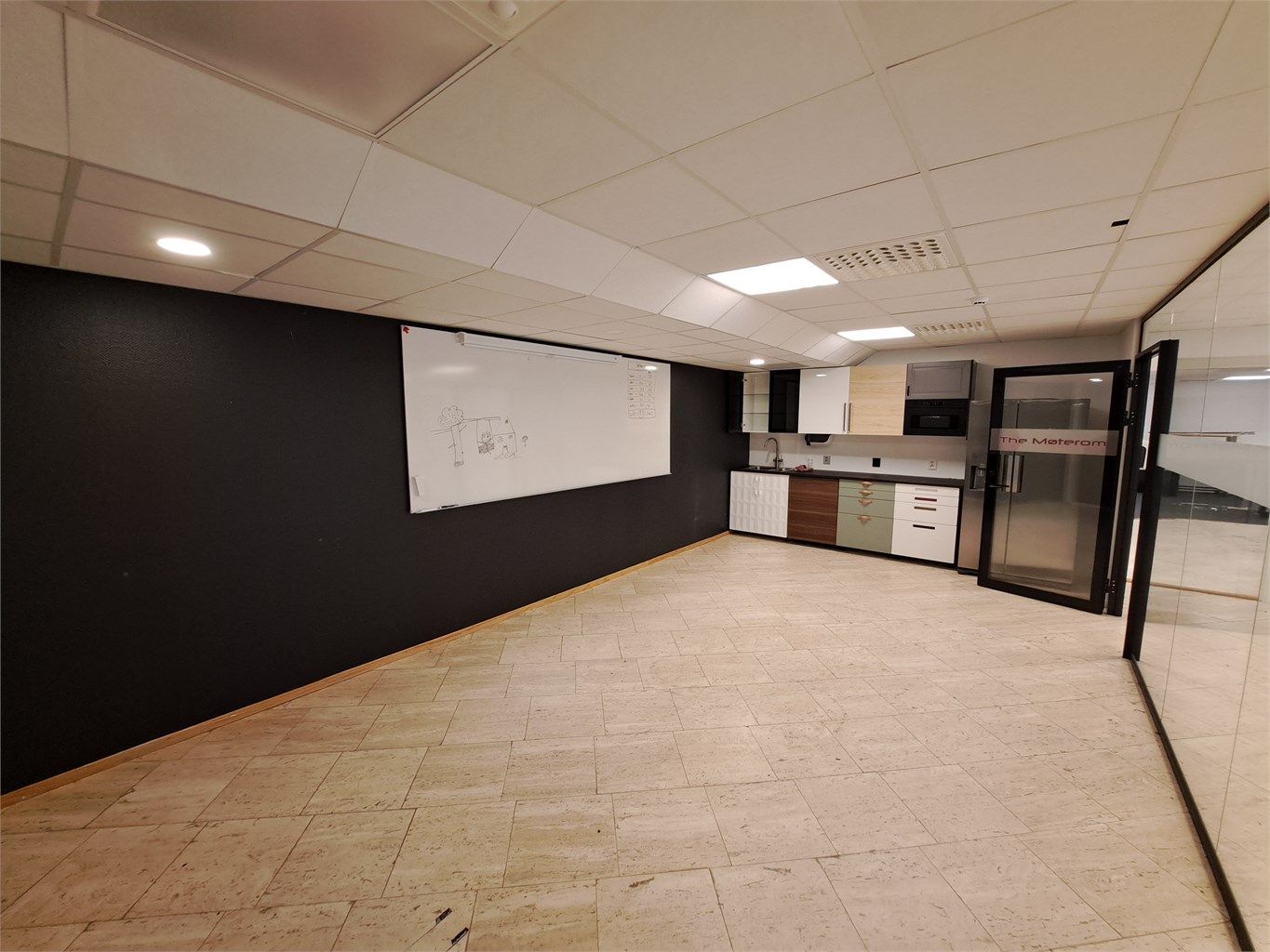 Kjøkken med plass til spisebord og møter