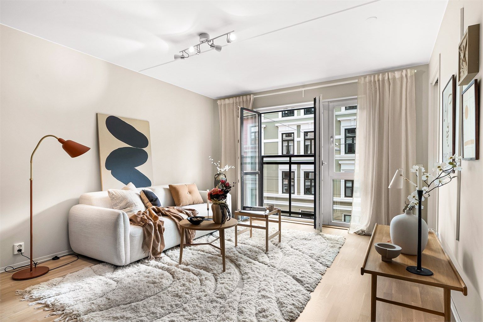 Fransk balkong i stuen som bidrar til å skape en åpen og luftig romfølelse. 