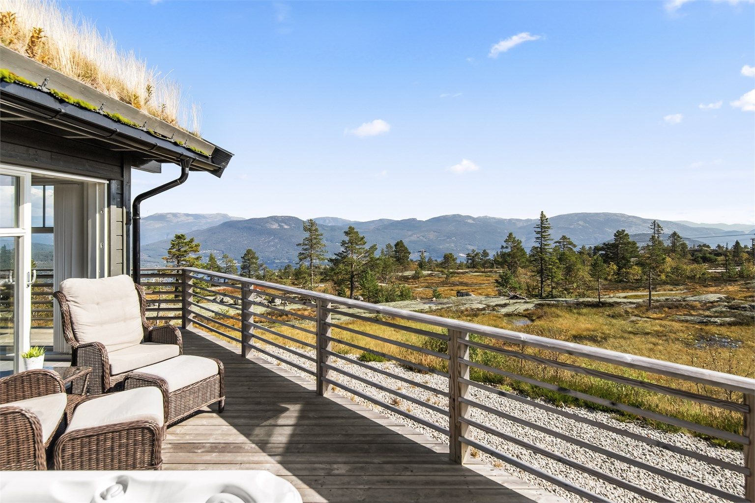 Solrik og lun uteplass med jacuzzi.