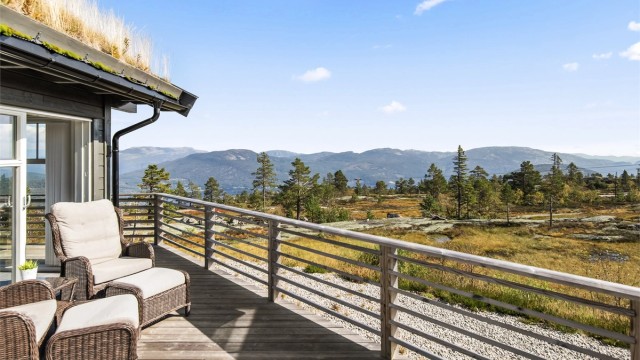 Solrik og lun uteplass med jacuzzi.
