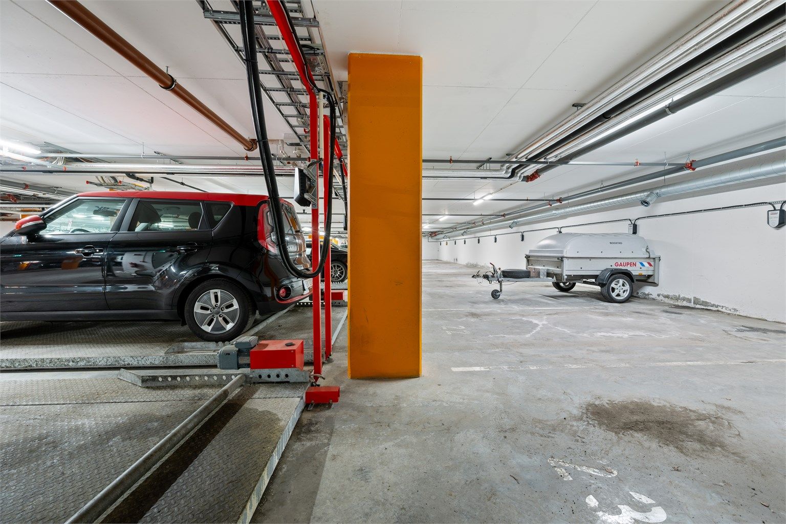 Leiligheten disponerer en fast parkeringsplass i felles garasjeanlegg.