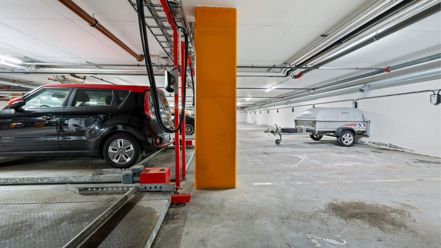 Leiligheten disponerer en fast parkeringsplass i felles garasjeanlegg.