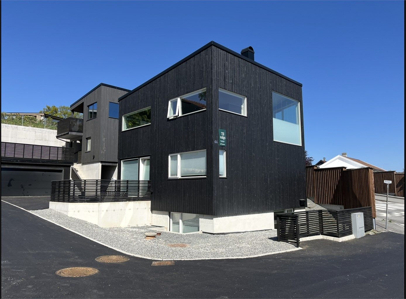 Pent spilegjerde er satt opp, slik det er praktisk plass til å sette søppelspann ned når det er tømmedag i området.