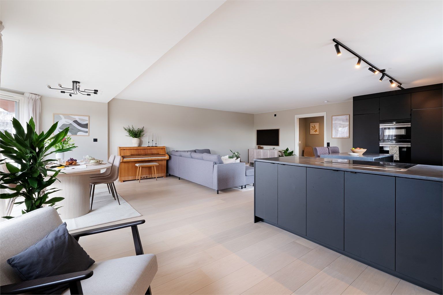 Kjøkkeninnredningen har en fin kombinasjon av skap- og benkeplass for både oppbevaring og matlaging.