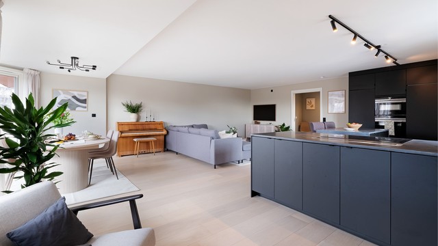 Kjøkkeninnredningen har en fin kombinasjon av skap- og benkeplass for både oppbevaring og matlaging.