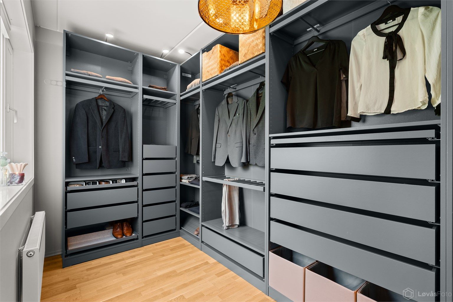 Soverom 3 av 3 som selger benytter som walk-in closet/kontor.